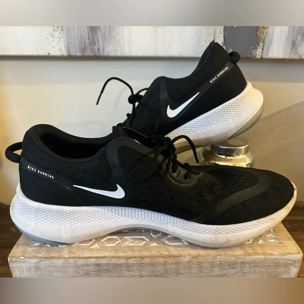 NIKE | Black and White Running Sneakers Size 11.5